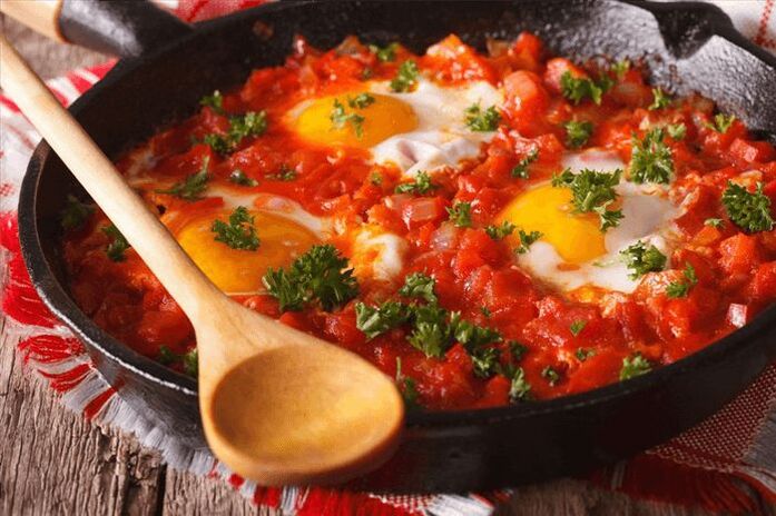 scrambled eggs with tomatoes and sweet pepper